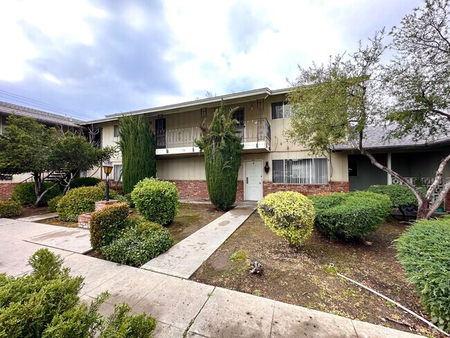 Building Photo - 901 W 6th St Unit B Rental