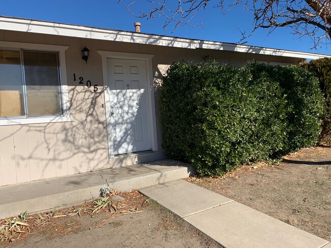 Building Photo - Rare 1 bedroom detached home with yard
