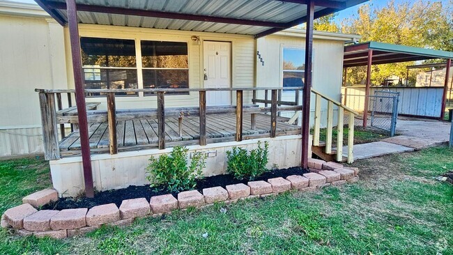 Building Photo - Home with MASSIVE Fenced Yard