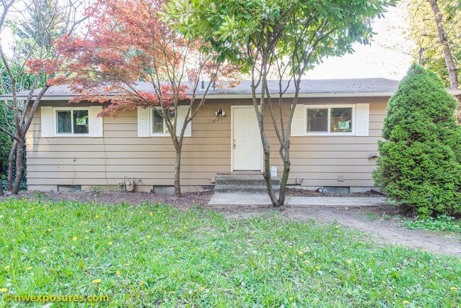 Charming 4-Bedroom Home with Dual Decks an... - Charming 4-Bedroom Home with Dual Decks an...