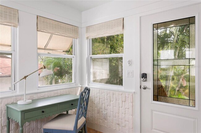 Photo - 1716 Oak St NE