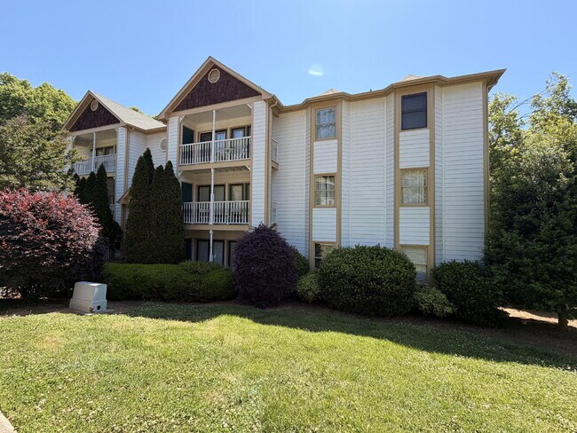 Building Photo - First Floor Condo in Raleigh! Unit 101