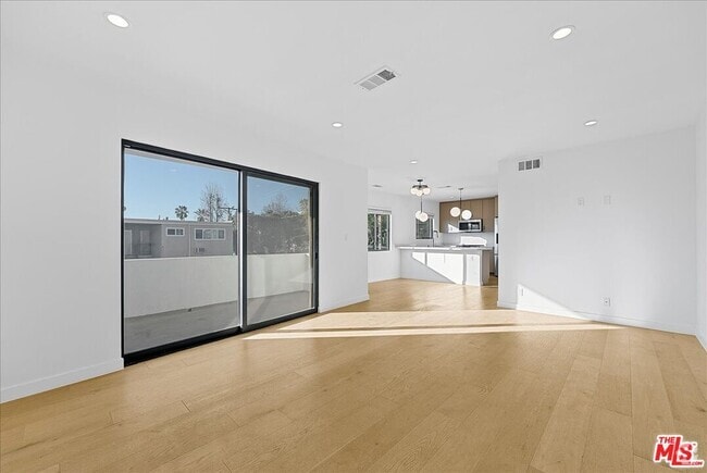 Building Photo - 1210 Larrabee St Unit 1 Rental