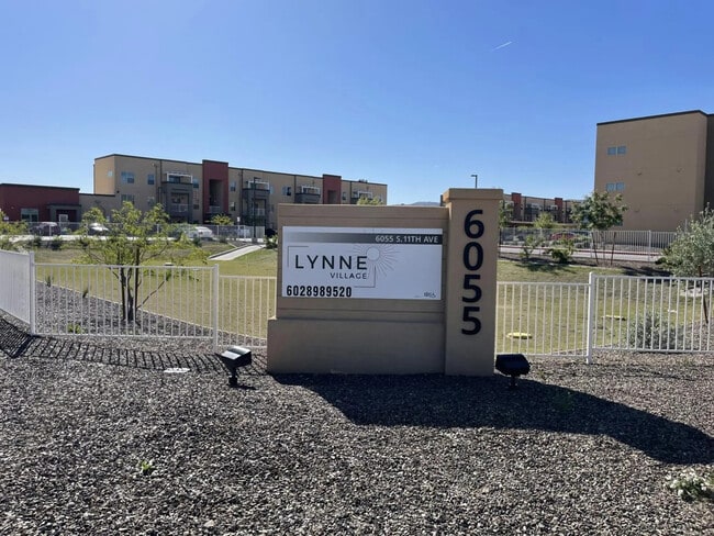 Entrada - Lynne Village Apartments