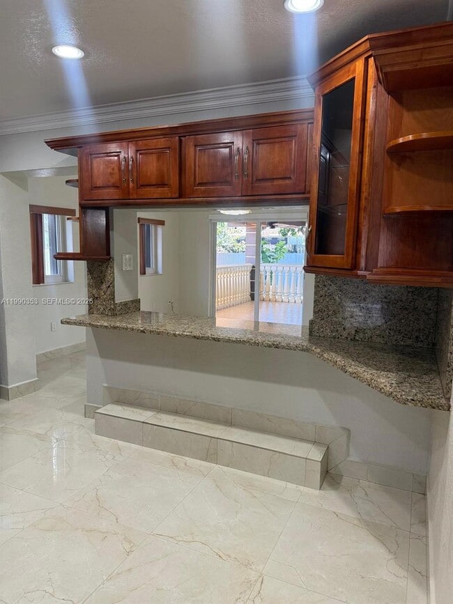 Photo - 281 W 17th St