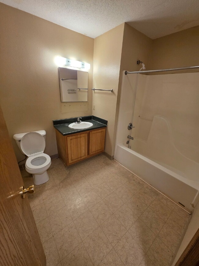 Photo - *WINTER MOVE-IN SPECIAL*
3 Bedroom | 2 Bathroom 2nd Floor Unit in Oelwein Available in RIGHT NOW! Unidad 27