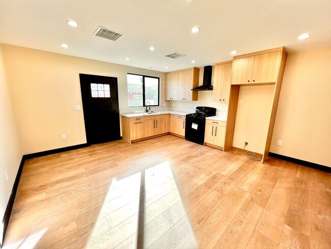 Photo - 7309 Yarmouth Ave Unit 7309 1/2 Yarmouth Ave