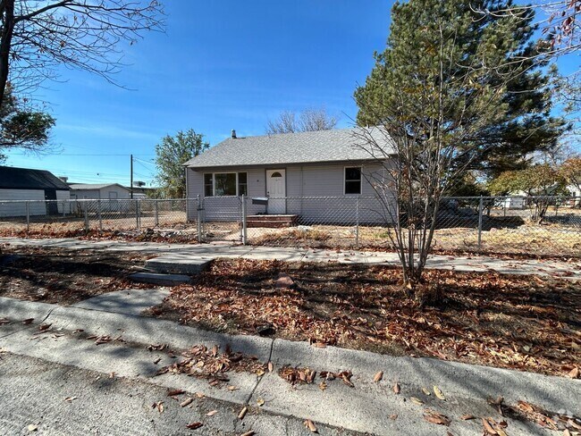 Building Photo - 4 Bedroom 1 Bath House with Detached Garag...