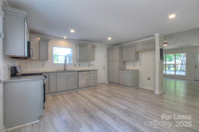 Building Photo - 216 Stratford Dr Rental