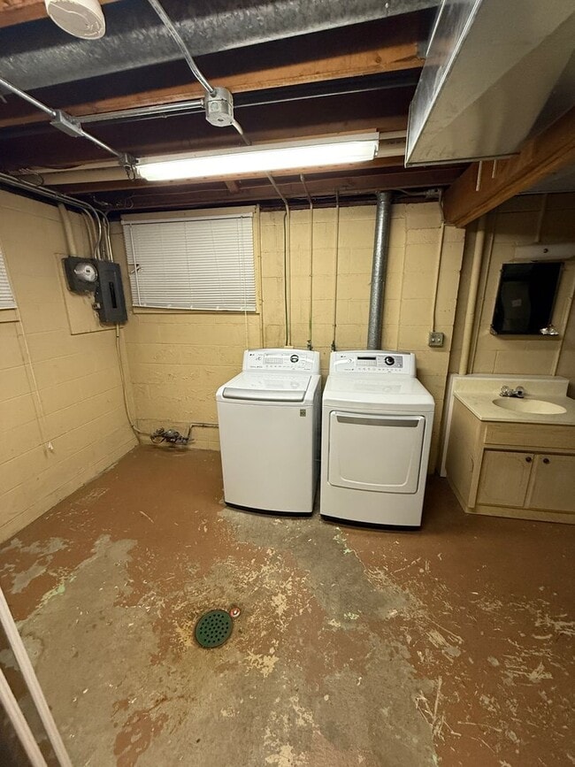 Building Photo - FOR RENT! Spacious 3-Bedroom Home with Garage & Large Yard – Davenport, IA