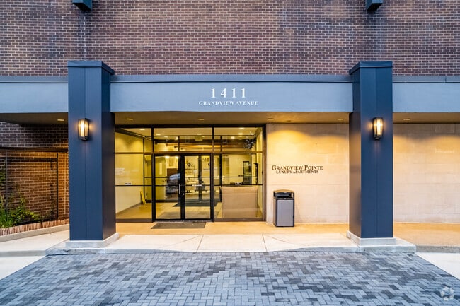 Grandview Pointe Entrance - Grandview Pointe Apartments