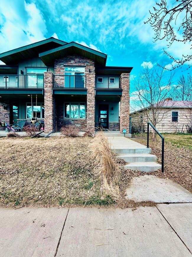 Modern 4-Bedroom Duplex in Vibrant Overlan... - Modern 4-Bedroom Duplex in Vibrant Overlan... Townhome