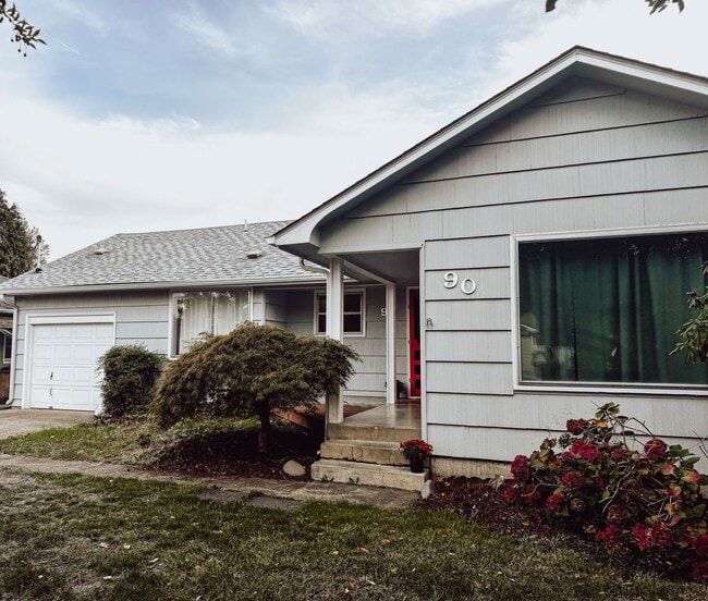 Building Photo - Charming 3 Bedroom in River Road Area!