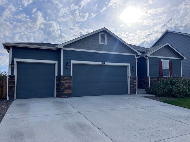 Photo - 3 Bed 2 Bath House in Windsor!