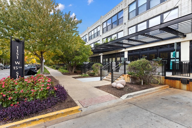 Building Photo - 1151 W 15th St Unit 104