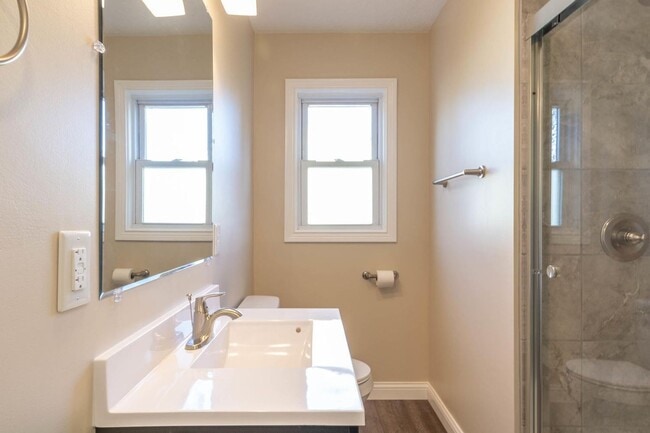 Photo - 2404 E 8th St