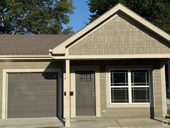 Building Photo - 830 S Pecan St Rental