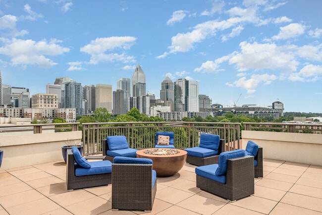 718 W Trade St
