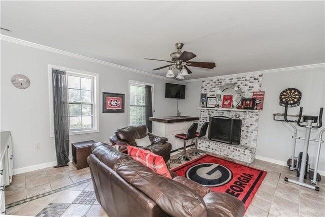 Photo - 302 E Valley Rd NE