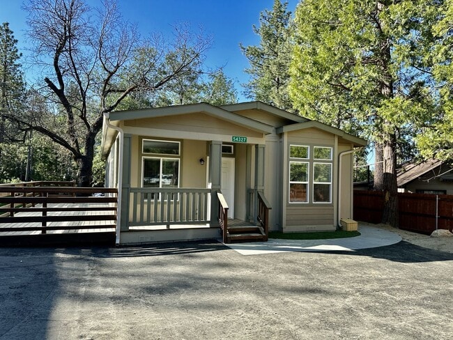 Building Photo - Brand New in town 3 bedroom Rental
