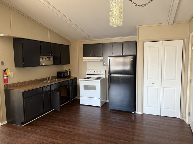 Kitchen - 616 W Boone St Apartment Unit 3