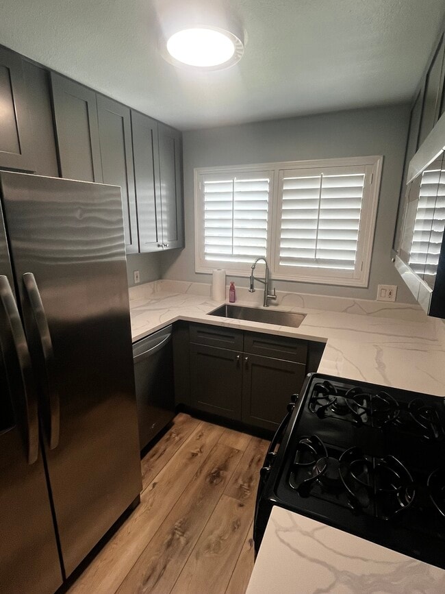Upgraded kitchen - 5525 Canoga Ave Unit 320