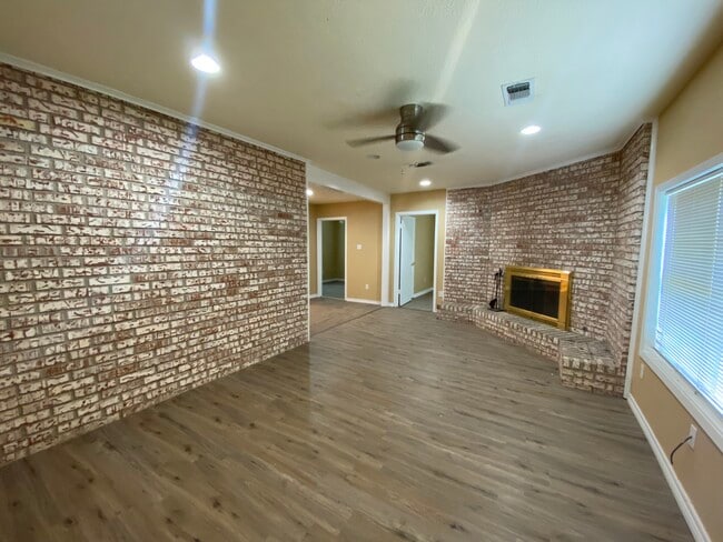 Photo - 310 Hillcrest St