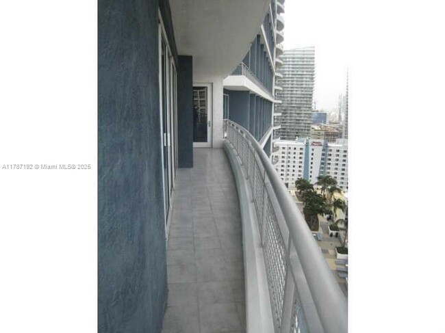 Photo - 60 SW 13th St Unidad 1900 Rental