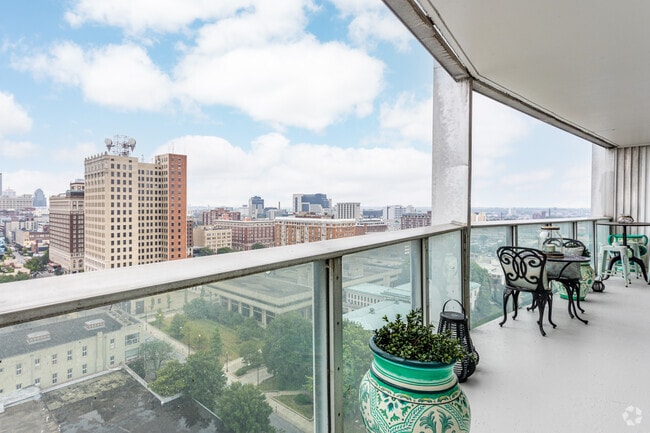 2BR, 2BA - 1,120 SF - Balcony
