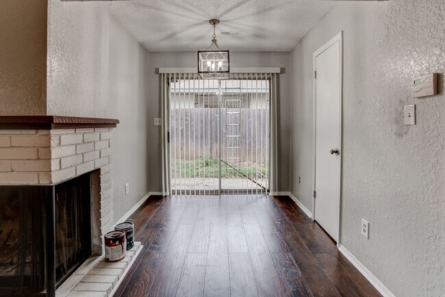 Photo - 2 bed/ 1 bath Located Next to Major Highways!