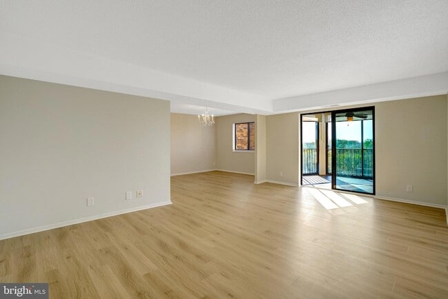 Photo - 5904 Mt Eagle Dr Unidad 812