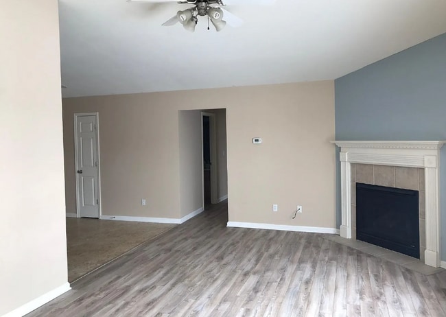 Photo - 208 Redbud Dr