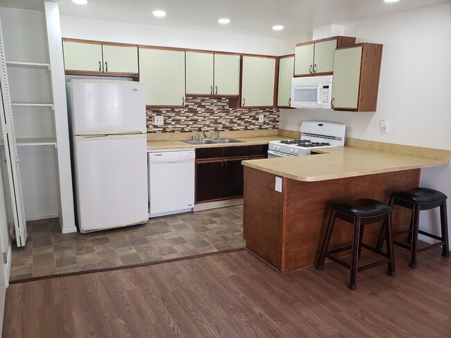 1261 Victor Ave Unit 10