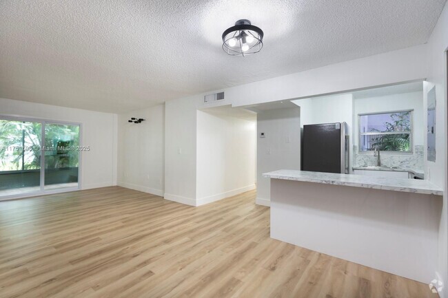 Building Photo - 110 Fontainebleau Blvd Unit 104 Rental