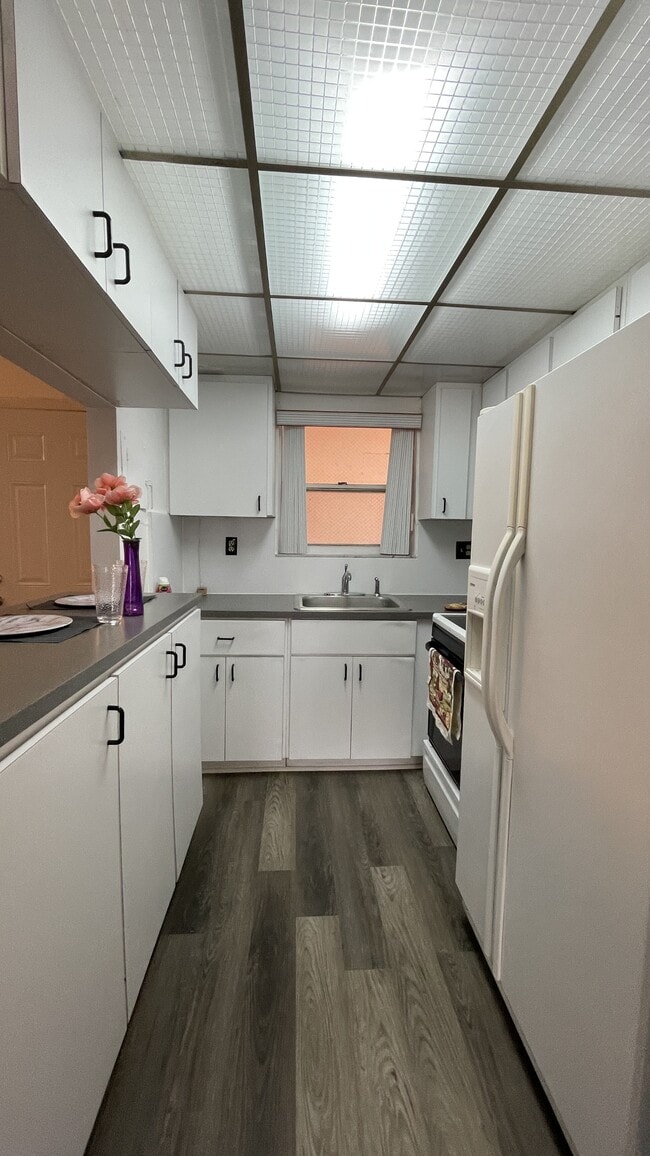 Building Photo - 1855 W 60th St