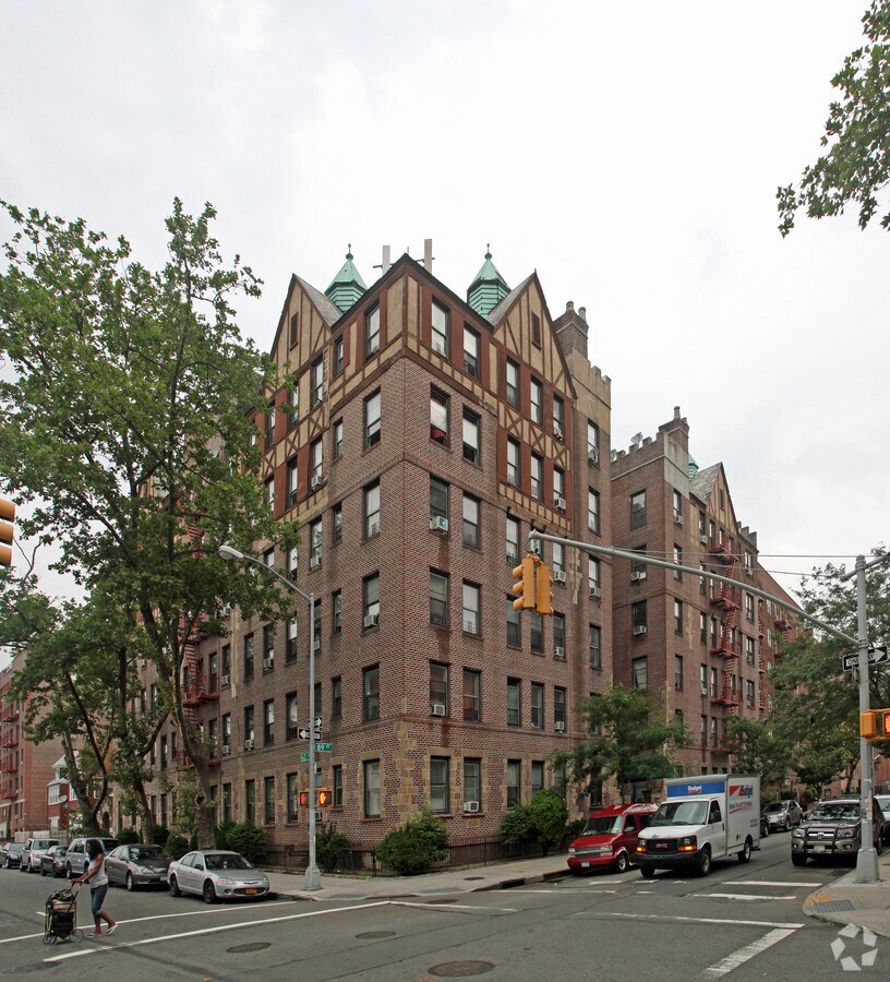 Primary Photo - 162-05 89th Ave
