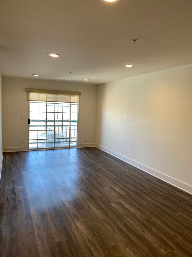 Building Photo - 3861 Vinton Ave Unit 205