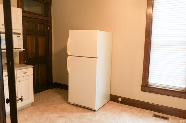 Photo - 207 E 4th St