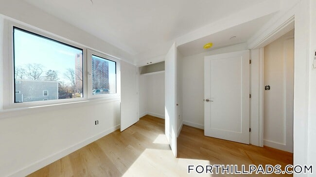 Building Photo - 2837 Washington St Unit 4