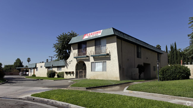 Building Photo - Warren St Family Village Rental