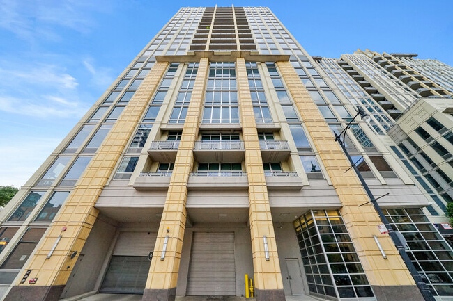 Building Photo - 700 N Larrabee St Unit 2013