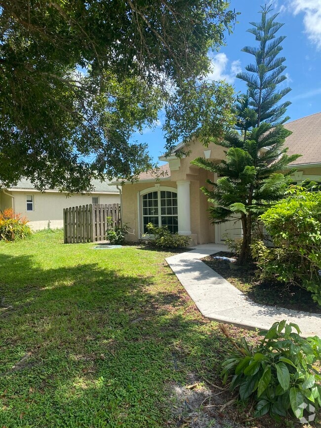 Building Photo - 781 NW Grenada St Rental