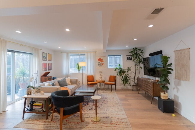 Photo - 446 N Commonwealth Ave Unidad #3