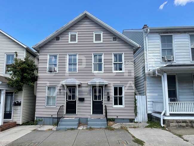 Building Photo - 251 Chambersburg St Rental