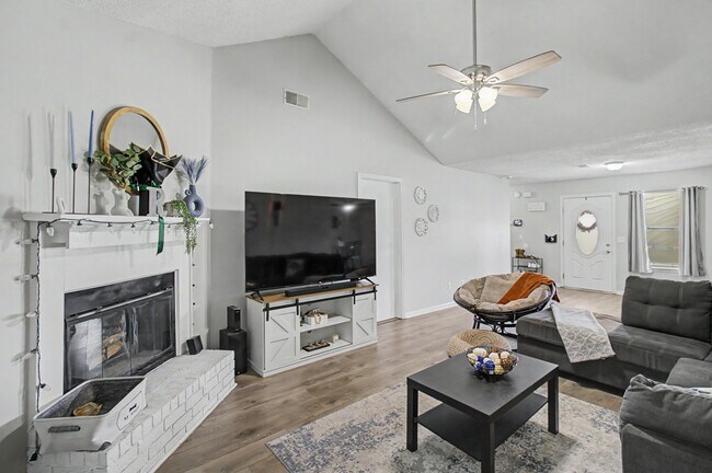 Photo - 703 Woods Ct