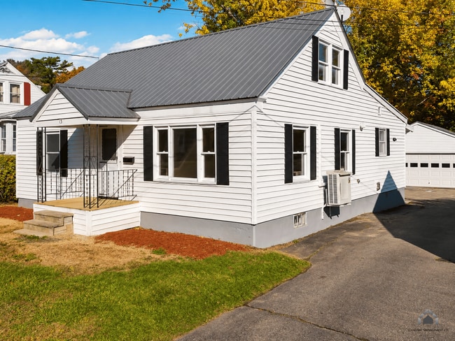 Building Photo - Spacious 4-Bedroom Home with Garage & Modern Heating for Rent in Waterville