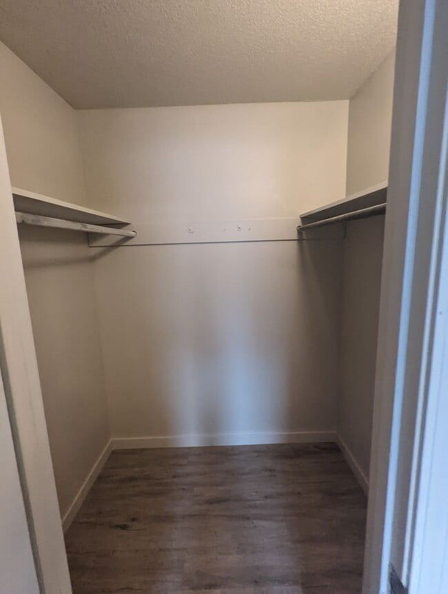 Building Photo - Upstairs 2 Bedroom Apartment Unit 2908 Lawnridge Ct Apt B