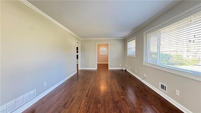 Photo - 552 Sybil Ln SE