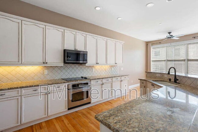 321 Creekbank Way SE