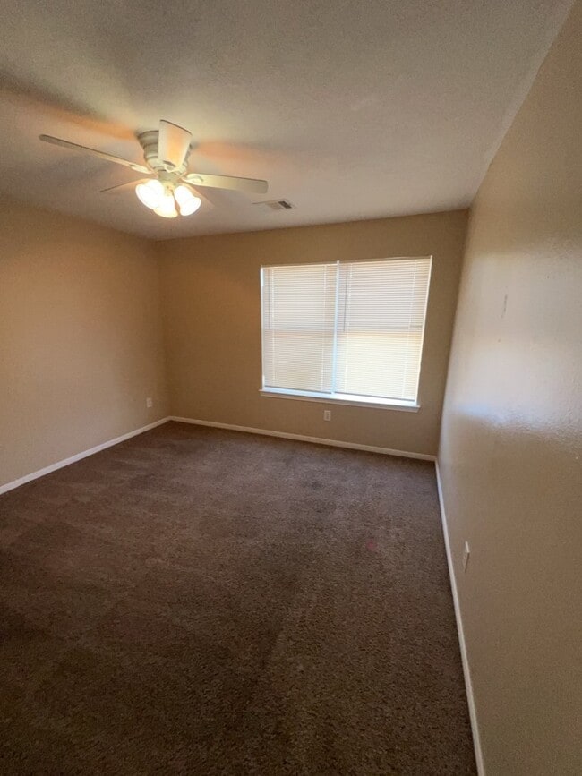 Building Photo - 16410 Amy Ridge Rd